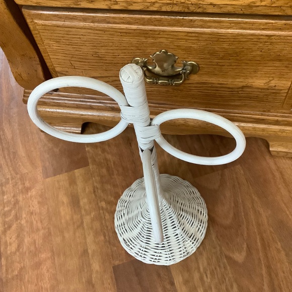 Vintage wicker facecloth small towel holder 16 1/4” tall - Picture 5 of 5